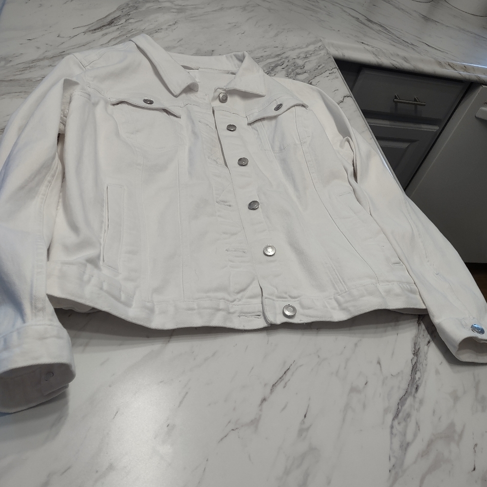 NWOT Time and Tru white denim jacket